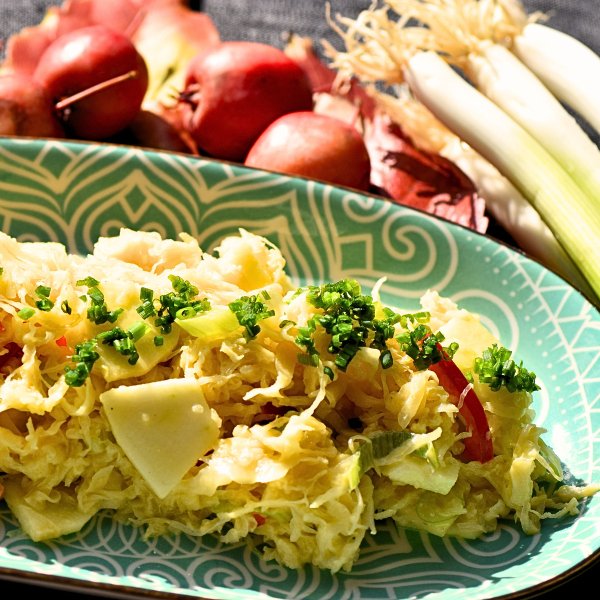 Sauerkrautsalat mit Äpfeln und Lauchzwiebeln - FritziFrisch